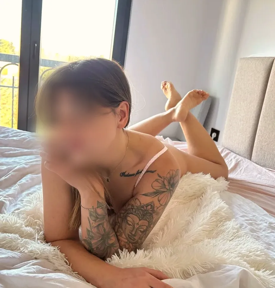 Emina, 34