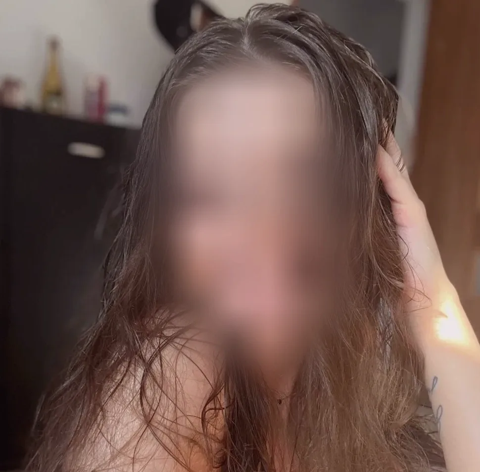 Nicole, 19